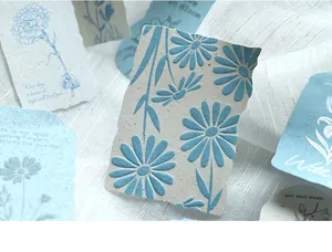 Gros plan de stickers en papier vintage gaufré avec motifs floraux de couleur Morandi.