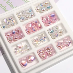 Nahaufnahme von schillernden ABS-Perlen in verschiedenen Formen für Schmuck-DIY-Bastelarbeiten.