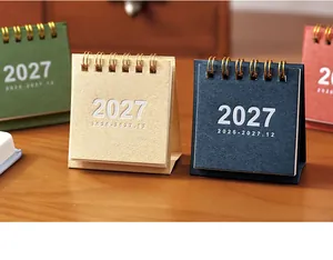 Vue détaillée des mini-calendriers de bureau 2027 avec reliure à spirale dorée