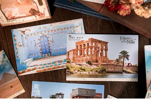Primer plano de postales antiguas con paisajes de Egipto sobre una mesa de madera rústica