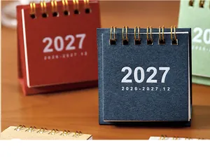 Gros plan sur les mini calendriers de bureau 2027 avec reliure à spirale dorée colorée