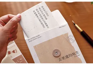 Nahaufnahme einer Vintage-Briefkarte, die aus einem strukturierten Papierumschlag