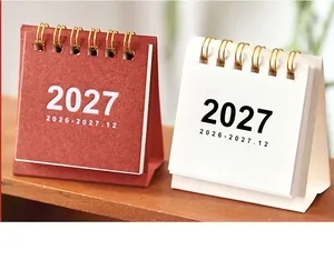 Détail des mini calendriers de bureau 2027 en rouge et blanc avec reliure spirale dorée