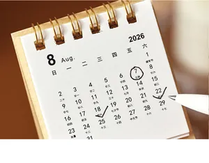 Gros plan détaillé d'un mini calendrier de bureau minimaliste pour l'année 2026