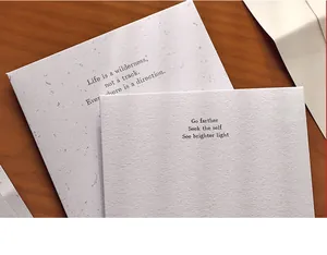 Detailansicht von minimalistischem strukturiertem Briefpapier mit gedruckten Zitaten