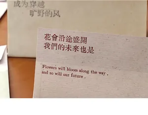 Makrodetail von vintage strukturiertem Briefpapier mit gedrucktem Inspirationszitat