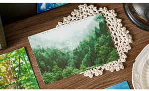 Primer plano de una postal decorativa de paisaje forestal con citas motivadoras