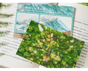 Primer plano de postales de paisajes artísticos con motivos de bosques y montañas nevadas