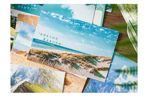 Detalle de postales de paisajes con fotos de naturaleza y tipografía artística
