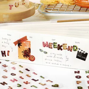 Dekorative englische Buchstabenaufkleber im Lebensmitteldesign für Planer und Tagebücher.