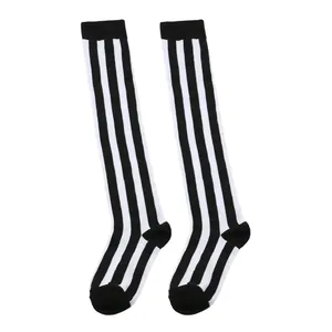 Calcetines altos clásicos a rayas verticales blancas y negras ideales para cosplay