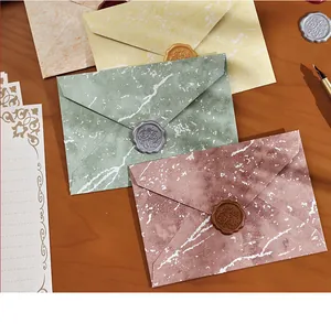 Nahaufnahme von Retro-Marmor-Umschlägen mit Vintage-Wachssiegeln und Briefpapier
