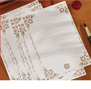 Detailansicht von Briefpapier im Vintage-Stil mit eleganten goldgeprägten Mustern