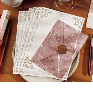 Detail eines Vintage-Schreibsets mit Wachssiegel und geprägtem Briefpapier.