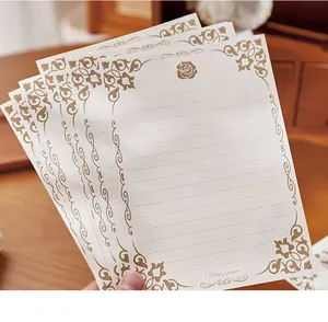 Detaillierte Ansicht von hochwertigem Vintage-Briefpapier mit goldenen Blumenprägemustern