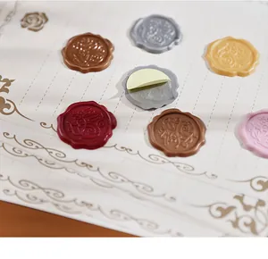 Nahaufnahme von vintage selbstklebenden Siegellack-Aufklebern in Metallic-Farben