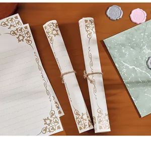 Detailaufnahme eines edlen Vintage-Briefpapiersets mit Goldprägung und Siegeln