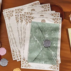 Antikes Briefpapier und grüner Marmorumschlag mit dekorativen Wachssiegeln.