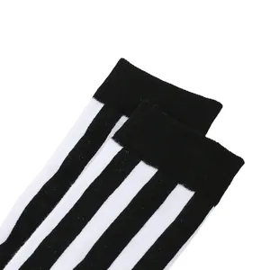 Primer plano de calcetines altos de rayas blancas y negras para cosplay de Halloween