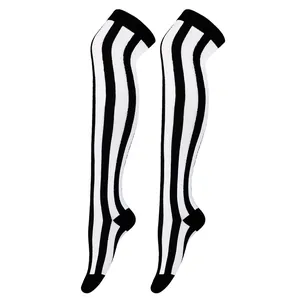 Vista macro detallada de calcetines altos a rayas blancas y negras para disfraz de cosplay