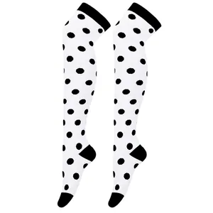 Calcetines blancos por encima de la rodilla con lunares para cosplay de Halloween y gótico.