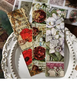 Vista detallada de tarjetas decorativas vintage con flores para manualidades DIY