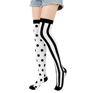 Calcetines góticos por encima de la rodilla a rayas y lunares blancos y negros