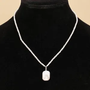Collier élégant en perles blanches avec pendentif perle baroque rectangulaire sur buste