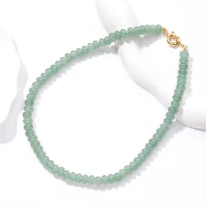 Macro-detailweergave van natuurlijke lichtgroene stenen kralenketting met gouden sluiting