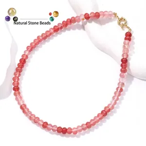 Macro-opname van de roze natuursteen kralenketting met een gouden stuurwielsluiting