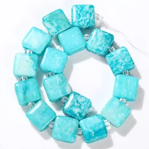 Detaillierte Nahaufnahme von 10 mm quadratischen Amazonit-Natursteinperlen für DIY-Schmuck