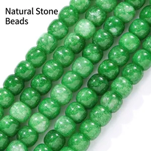Makroaufnahme von 10x8mm grünen Naturstein-Trommelperlen mit einer feinen Politur.