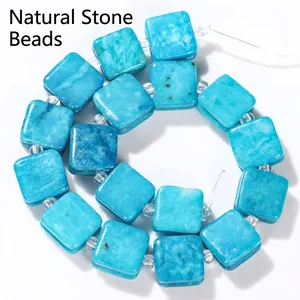 Detailansicht der 10 mm quadratischen, gerillten Natursteinperlen für DIY-Schmuck.