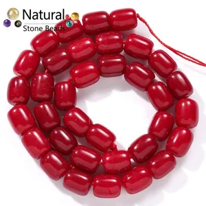 Dettaglio macro di perle di corallo rosso a botte 8x12mm per la creazione di gioielli