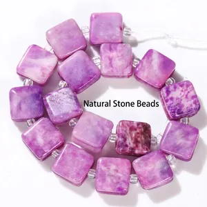 Nahaufnahme von 10 mm violetten quadratischen Jadeperlen mit Rillen für DIY-Schmuck