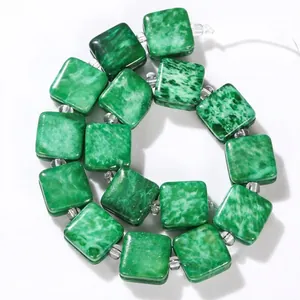 Nahaufnahme von 10 mm grünen quadratischen Jadesteinperlen mit Rille für DIY-Schmuck
