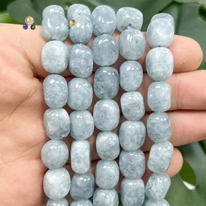 Gros plan de perles en pierre naturelle bleu clair irrégulières 8x12mm pour bijoux DIY.