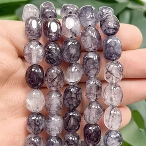 Détail macro de perles de calcédoine violettes irrégulières de 8x12mm avec textures