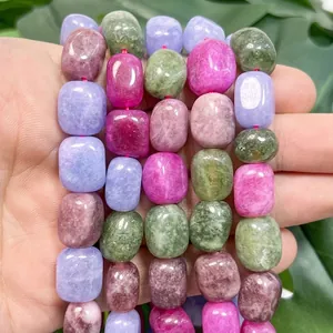Gros plan de perles de pierre naturelle irrégulières de 8x12mm pour bijoux DIY.