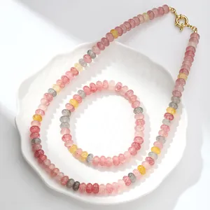 Vista detallada del conjunto de collar y pulsera de cristal de cuarzo craquelado