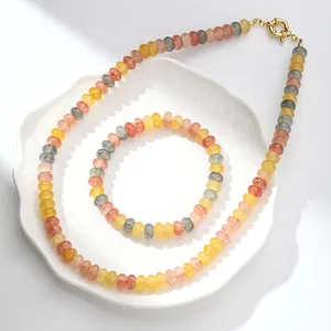 Detalle del conjunto de collar y pulsera de cuentas de cristal multicolores efecto craquelado