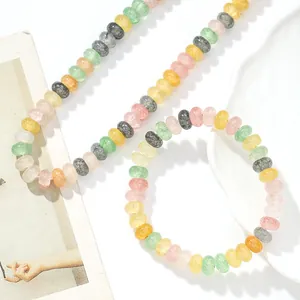 Vista detallada del conjunto de collar e pulsera de cristal craquelado multicolor