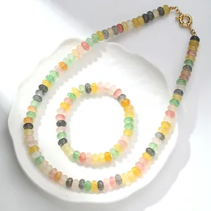 Detalle del conjunto de collar y pulsera con cuentas de cuarzo craquelado de colores