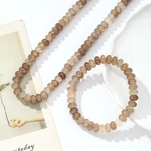 Detalle del conjunto de collar y pulsera con cuentas de cristal craquelado natural