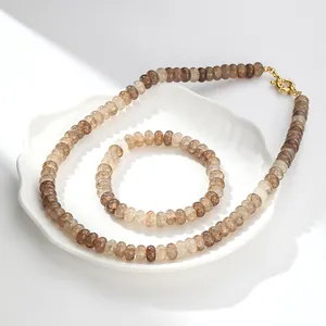 Elegante set de collar y pulsera de cuentas de cuarzo craquelado en un plato blanco