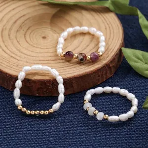Elegantes dreiteiliges elastisches Ring-Set mit natürlichen Perlen und Edelsteinen.