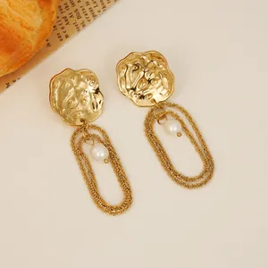 Boucles d'oreilles en acier doré avec texture martelée, chaînes et perles d'eau douce