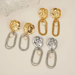 Boucles d'oreilles tendance en acier doré martelé avec des perles d'eau douce naturelles.