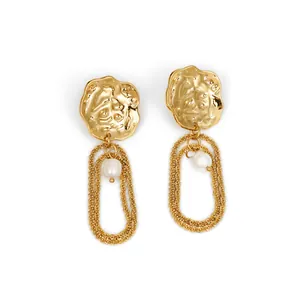 Boucles d'oreilles en acier inoxydable doré avec texture martelée et perles d'eau douce.