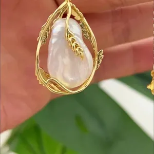 Collier élégant en épi de blé doré avec un pendentif en perle baroque goutte d'eau